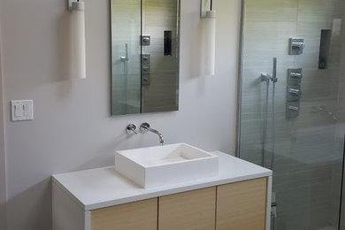 Imagen de cuarto de baño principal minimalista grande con ducha doble, lavabo suspendido, ducha abierta, sanitario de una pieza, paredes grises, suelo de baldosas de cerámica y suelo gris