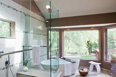 ニューヨークにあるラグジュアリーな広いコンテンポラリースタイルのおしゃれなマスターバスルーム (置き型浴槽、コーナー設置型シャワー、白いタイル、ガラスタイル、茶色い壁、竹フローリング) の写真