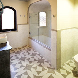 Immagine di una piccola stanza da bagno con doccia mediterranea con lavabo a bacinella, consolle stile comò, ante grigie, top in zinco, vasca da incasso, vasca/doccia, piastrelle bianche, piastrelle in ceramica, pareti beige e pavimento con piastrelle in ceramica