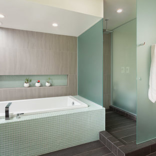 Modern inredning av ett stort en-suite badrum, med mosaik, ett platsbyggt badkar, en kantlös dusch, grå kakel, vita väggar, skiffergolv, grått golv och med dusch som är öppen
