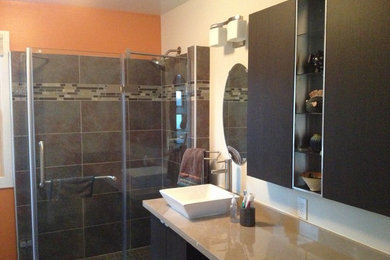 Example of a minimalist bathroom design in Grand Rapids