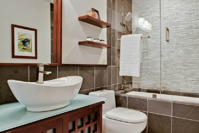 Foto de cuarto de baño moderno con bañera encastrada sin remate, lavabo sobreencimera y baldosas y/o azulejos de pizarra