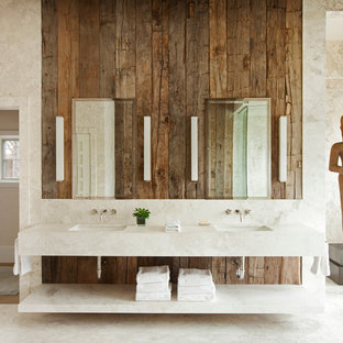 Inspiration för ett stort rustikt en-suite badrum, med ett undermonterad handfat, öppna hyllor, marmorbänkskiva, beige väggar, marmorgolv, beige kakel och marmorkakel