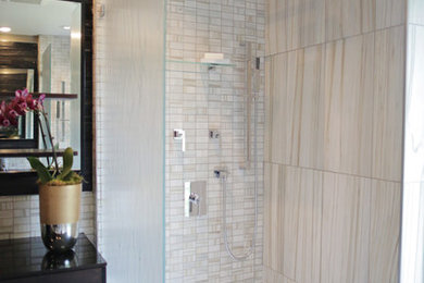 Diseño de cuarto de baño principal minimalista grande con armarios con paneles lisos, puertas de armario de madera en tonos medios, ducha esquinera, paredes beige, suelo beige y ducha abierta