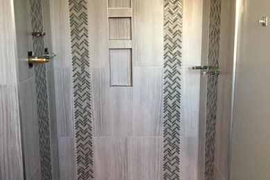 Immagine di una stanza da bagno moderna con doccia alcova