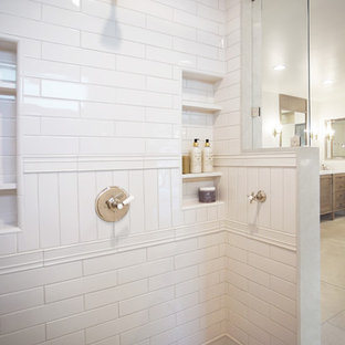 Idéer för att renovera ett stort vintage grå grått en-suite badrum, med bruna skåp, ett fristående badkar, en hörndusch, vit kakel, vita väggar, kalkstensgolv, ett undermonterad handfat, bänkskiva i kvarts, beiget golv och dusch med gångjärnsdörr