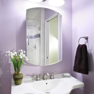 Foto di una piccola stanza da bagno con doccia minimalista con lavabo a colonna, piastrelle multicolore, piastrelle di vetro, pareti viola e pavimento con piastrelle in ceramica