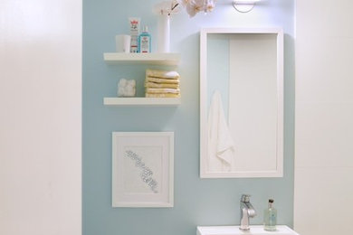 Foto de cuarto de baño minimalista pequeño con lavabo con pedestal, puertas de armario blancas y aseo y ducha