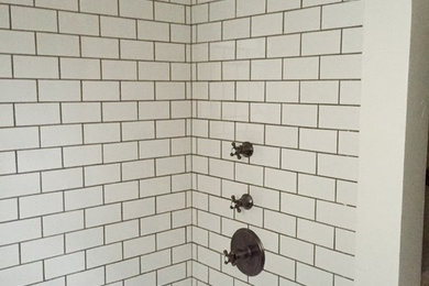 Ejemplo de cuarto de baño clásico de tamaño medio con bañera empotrada, baldosas y/o azulejos blancas y negros, baldosas y/o azulejos de cerámica, paredes blancas y suelo de baldosas de cerámica