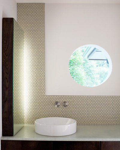 Modern Bathroom by Hufft