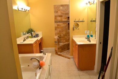 ニューオリンズにあるお手頃価格の中くらいな地中海スタイルのおしゃれな浴室 (ドロップイン型浴槽、アルコーブ型シャワー、ベージュのタイル、ベージュの壁) の写真
