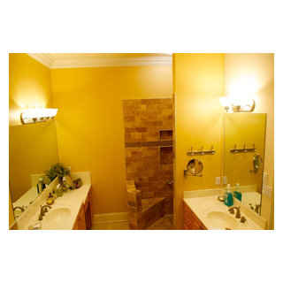 Modern Walk In Shower WIth Bench - Средиземноморский - Ванная комната ...