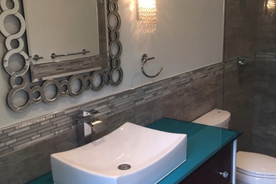 Mittelgroßes Modernes Badezimmer En Suite mit dunklen Holzschränken, Duschnische, grauen Fliesen und weißer Wandfarbe in Miami