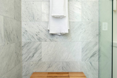 Foto de cuarto de baño principal moderno con armarios tipo mueble, puertas de armario de madera clara y baldosas y/o azulejos blancas y negros