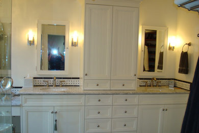 Foto de cuarto de baño principal tradicional de tamaño medio con armarios con paneles empotrados, puertas de armario blancas, ducha esquinera, paredes blancas, lavabo bajoencimera y ducha con puerta con bisagras