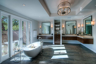 Ejemplo de cuarto de baño principal minimalista grande con armarios con paneles lisos, puertas de armario de madera oscura, bañera exenta, lavabo bajoencimera y encimera de cuarcita