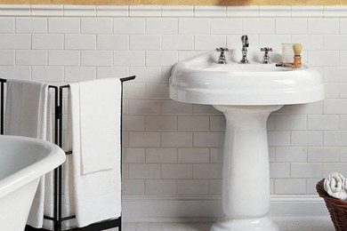 Imagen de cuarto de baño clásico con bañera exenta, baldosas y/o azulejos blancos y baldosas y/o azulejos de cemento