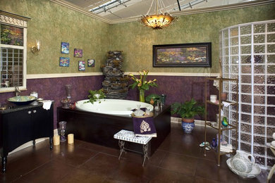 他の地域にある高級な中くらいなトラディショナルスタイルのおしゃれなマスターバスルーム (フラットパネル扉のキャビネット、黒いキャビネット、ドロップイン型浴槽、バリアフリー、マルチカラーの壁、セラミックタイルの床、ベッセル式洗面器、御影石の洗面台、茶色い床、オープンシャワー、グレーの洗面カウンター) の写真