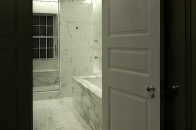 Diseño de cuarto de baño moderno con puertas de armario blancas, encimera de mármol, ducha abierta, baldosas y/o azulejos blancos y baldosas y/o azulejos de piedra