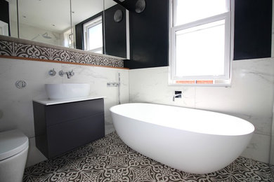 サセックスにあるコンテンポラリースタイルのおしゃれな浴室 (置き型浴槽、オープン型シャワー、壁付け型シンク、オープンシャワー) の写真