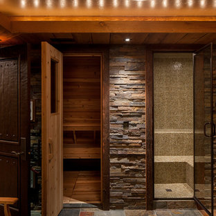 Großes Rustikales Badezimmer mit Sauna, Nasszelle, brauner Wandfarbe, Schieferboden, buntem Boden, offener Dusche, verzierten Schränken, dunklen Holzschränken, Löwenfuß-Badewanne und Unterbauwaschbecken in Sonstige