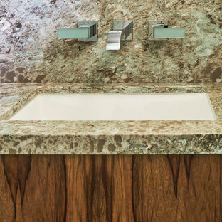 Inspiration pour une petit salle de bain principale vintage avec un placard à porte plane, des portes de placard en bois clair, une douche ouverte, un WC à poser, un carrelage blanc, des carreaux de porcelaine, un mur vert, un sol en carrelage de porcelaine, un lavabo encastré, un plan de toilette en quartz modifié, un sol marron, une cabine de douche à porte battante et un plan de toilette turquoise.