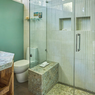 Idée de décoration pour une petit salle de bain principale vintage avec un placard à porte plane, des portes de placard en bois clair, une douche ouverte, un WC à poser, un carrelage blanc, des carreaux de porcelaine, un mur vert, un sol en carrelage de porcelaine, un lavabo encastré, un plan de toilette en quartz modifié, un sol marron, une cabine de douche à porte battante et un plan de toilette turquoise.