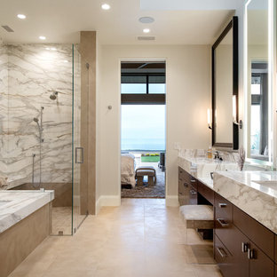 Ispirazione per una stanza da bagno padronale minimal con ante lisce, ante in legno bruno, vasca sottopiano, doccia a filo pavimento, piastrelle multicolore, piastrelle di marmo, pareti beige, lavabo sottopiano, top in marmo, pavimento beige, porta doccia a battente e top multicolore