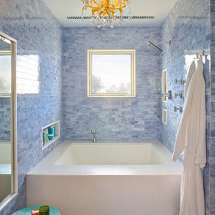 Ispirazione per una piccola stanza da bagno padronale contemporanea con vasca ad alcova, piastrelle blu e pavimento in gres porcellanato