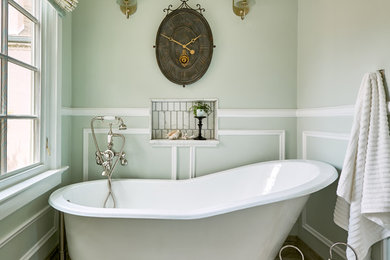 Ejemplo de cuarto de baño romántico con bañera exenta, paredes verdes y suelo gris