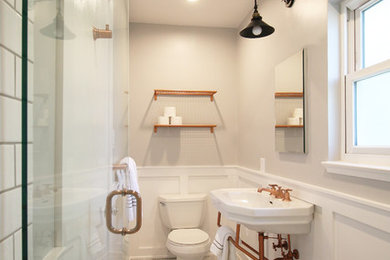 Imagen de cuarto de baño tradicional pequeño con ducha empotrada, sanitario de dos piezas, baldosas y/o azulejos de cerámica, suelo de mármol y lavabo suspendido