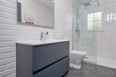 Imagen de cuarto de baño romántico de tamaño medio con aseo y ducha