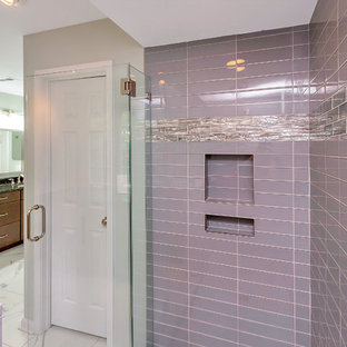 Idee per una grande stanza da bagno padronale chic con ante con bugna sagomata, ante in legno scuro, doccia alcova, piastrelle blu, piastrelle di vetro, pareti grigie, pavimento in marmo, lavabo sottopiano, top in granito, pavimento bianco e porta doccia a battente