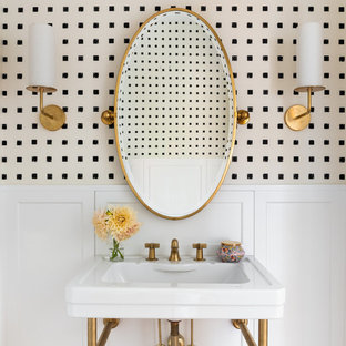 Foto di una stanza da bagno tradizionale con pareti beige e lavabo a consolle