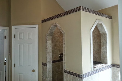Imagen de cuarto de baño principal tradicional grande con bañera encastrada, ducha empotrada, baldosas y/o azulejos beige y paredes beige