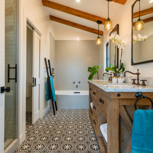 Inspiration för ett mellanstort retro flerfärgad flerfärgat en-suite badrum, med skåp i mellenmörkt trä, ett platsbyggt badkar, en dusch i en alkov, en toalettstol med separat cisternkåpa, grå kakel, vita väggar, betonggolv, ett undermonterad handfat, marmorbänkskiva, flerfärgat golv och dusch med gångjärnsdörr