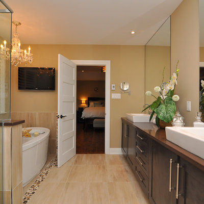 Inspiration for a timeless bathroom remodel in Ottawa with a vessel sink