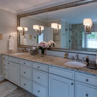 Inspiration för ett stort vintage en-suite badrum, med luckor med upphöjd panel, vita skåp, ett platsbyggt badkar, en dusch i en alkov, kakelplattor, beige väggar, kalkstensgolv, ett undermonterad handfat, granitbänkskiva, beiget golv och dusch med gångjärnsdörr
