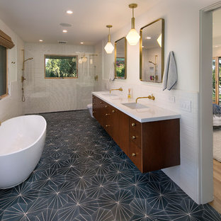 Esempio di una stanza da bagno padronale moderna con ante lisce, ante in legno bruno, vasca freestanding, doccia a filo pavimento, piastrelle bianche, pareti bianche, lavabo sottopiano, pavimento nero, doccia aperta e top bianco