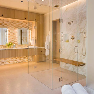 Immagine di una grande stanza da bagno padronale stile rurale con ante lisce, piastrelle beige, ante in legno chiaro, doccia aperta, piastrelle di vetro, pareti bianche, top in quarzite, pavimento beige, doccia aperta, nicchia e panca da doccia