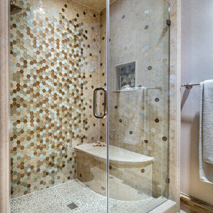 Bild på ett mellanstort medelhavsstil rosa rosa badrum, med luckor med infälld panel, skåp i ljust trä, flerfärgad kakel, mosaik, flerfärgade väggar, beiget golv, en dusch i en alkov, klinkergolv i småsten, ett nedsänkt handfat och dusch med gångjärnsdörr