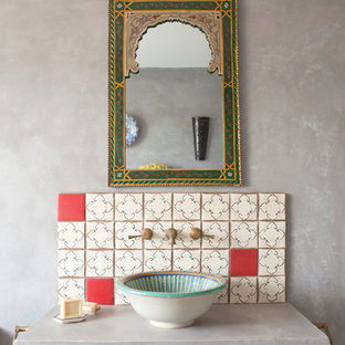 Ispirazione per una stanza da bagno mediterranea con piastrelle multicolore, piastrelle rosse, pareti grigie, lavabo a bacinella e top in cemento