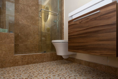 Ejemplo de cuarto de baño principal moderno pequeño con lavabo integrado, armarios con paneles lisos, puertas de armario de madera en tonos medios, sanitario de pared, baldosas y/o azulejos en mosaico, paredes blancas y suelo con mosaicos de baldosas