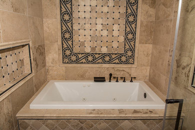 Пример оригинального дизайна: большая главная ванная комната в классическом стиле с накладной ванной, открытым душем, унитазом-моноблоком, каменной плиткой, бежевыми стенами, полом из травертина, монолитной раковиной и столешницей из дерева