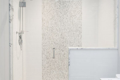 Exemple d'une douche en alcôve principale tendance de taille moyenne avec un placard à porte shaker, des portes de placard blanches, un carrelage blanc, un carrelage métro, un mur blanc, un sol en carrelage de terre cuite et un plan de toilette en marbre.