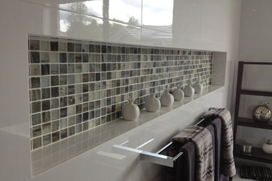 Foto di una stanza da bagno stile marinaro con piastrelle beige