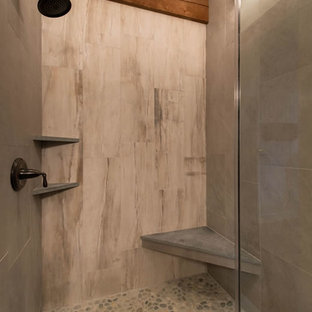 Bild på ett mellanstort lantligt en-suite badrum, med luckor med infälld panel, skåp i mörkt trä, en hörndusch, grå kakel, cementkakel, vita väggar, betonggolv, ett nedsänkt handfat, bänkskiva i täljsten, grått golv och dusch med gångjärnsdörr