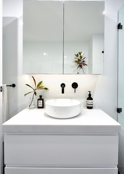 Modern Bathroom by Novale Bathrooms