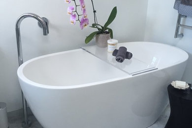 Mittelgroßes Modernes Duschbad mit freistehender Badewanne, offener Dusche, Toilette mit Aufsatzspülkasten, grauen Fliesen, Steinfliesen, weißer Wandfarbe und Einbauwaschbecken in Sydney