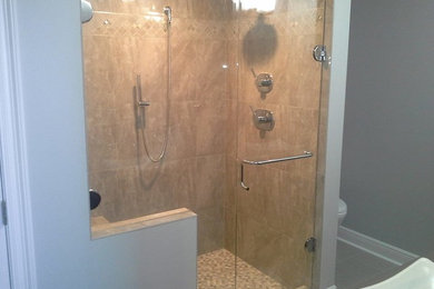 Diseño de cuarto de baño clásico con ducha empotrada, baldosas y/o azulejos beige, baldosas y/o azulejos de porcelana, paredes grises, suelo de baldosas de porcelana, suelo gris y ducha con puerta con bisagras